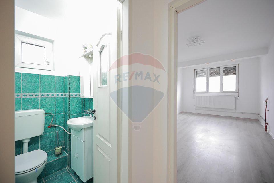 Apartament cu 3 camere de vânzare, zona Ioșia