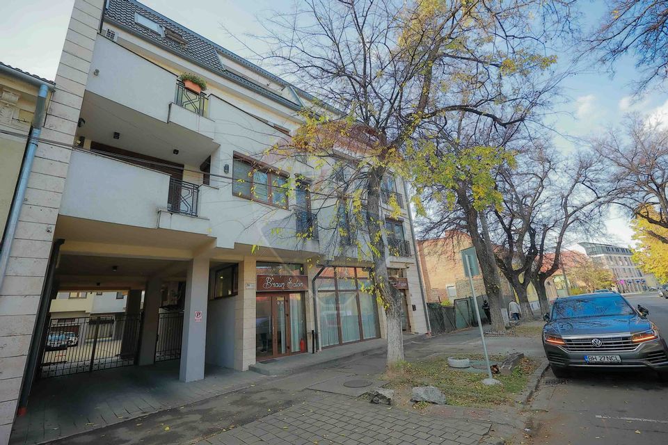 Apartament cu 3 camere de vânzare în zona Ultracentral