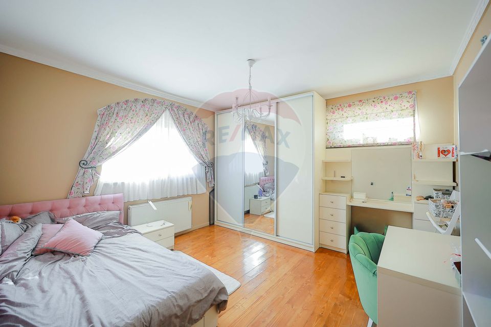 Casă / Vilă cu 5 camere de vânzare în zona Dealuri Oradea