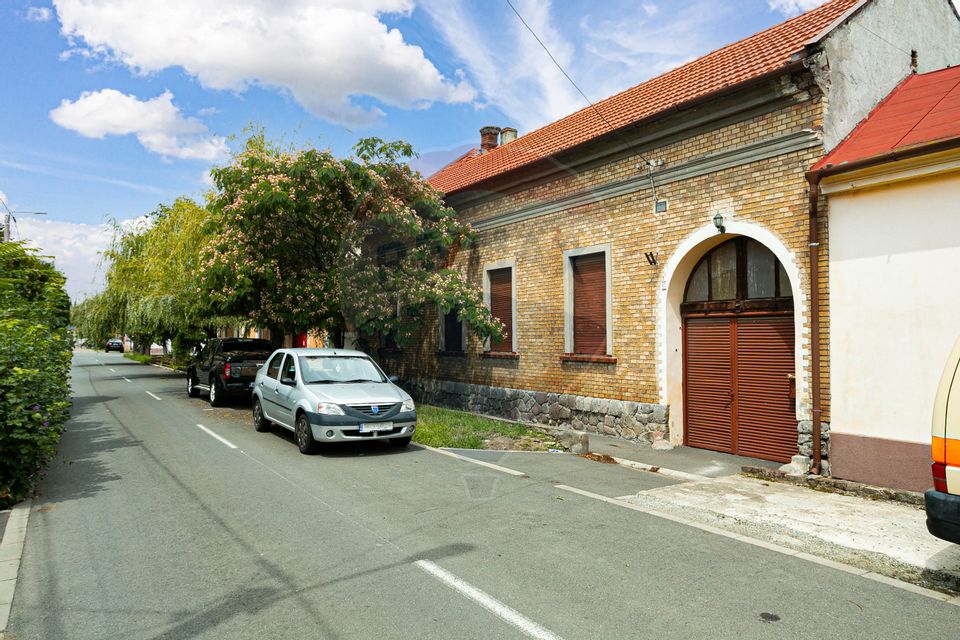 Proprietate unică și teren de 875 mp in Centru