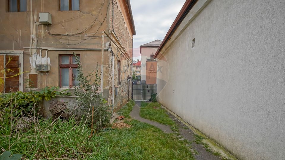 Vilă pe str Alexandru Ioan Cuza, 10 camere, S + P + E, teren 282 mp