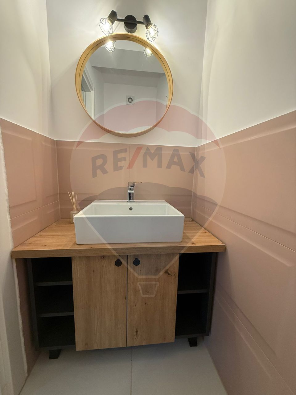 Apartament cu 3 camere, 2 bai și loc de parcare