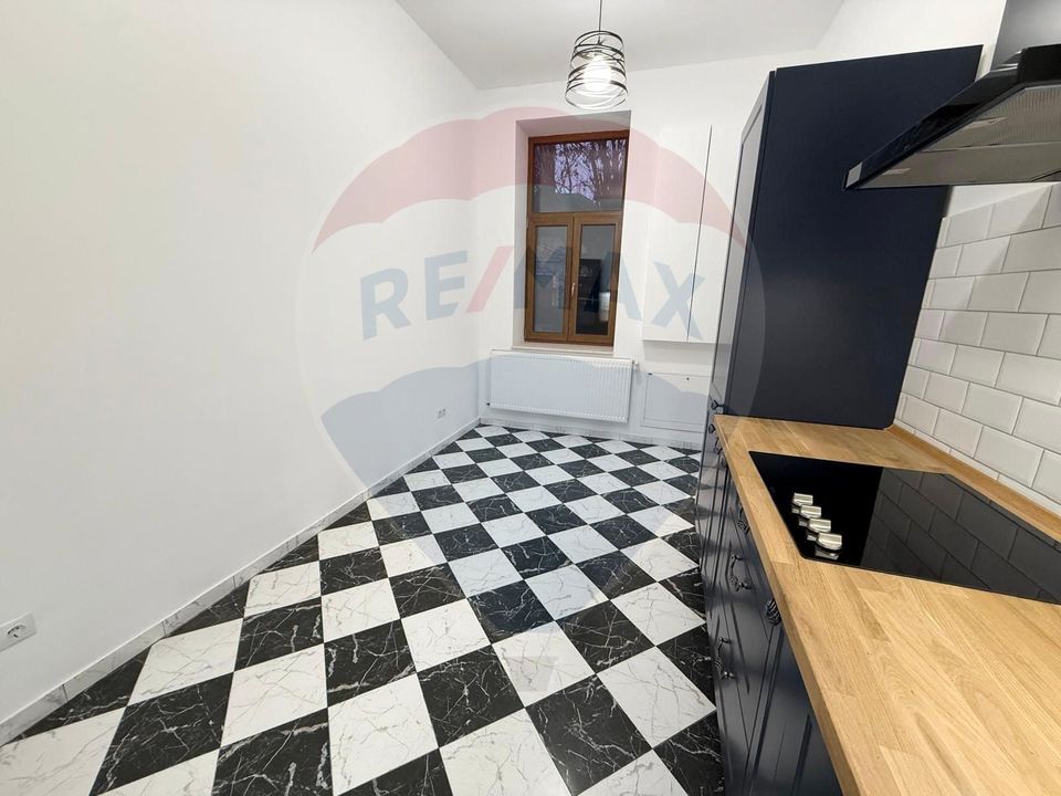 Apartament 4 camere, pe 2 niveluri si curte comuna în Centru