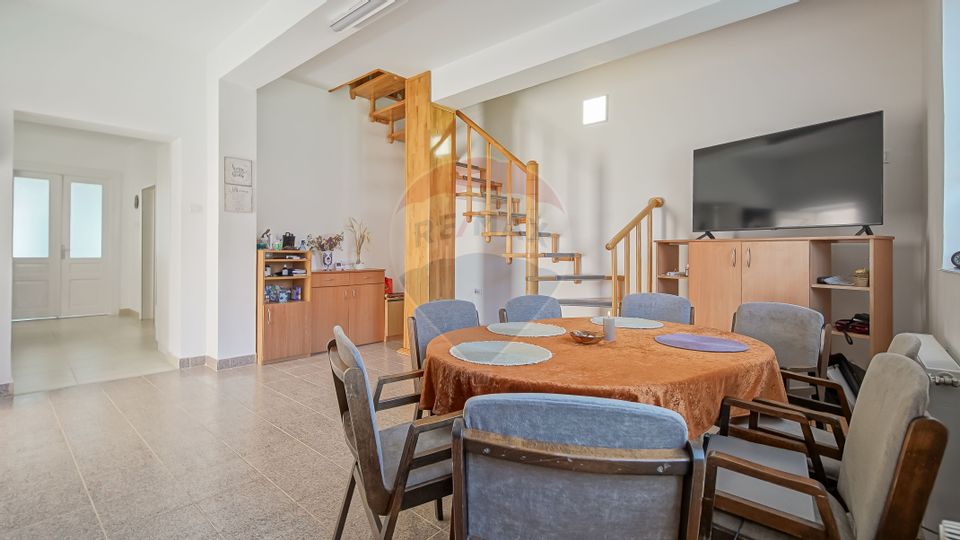 Casă falnică, curte individuală, langă Piața Unirii, în inima Scheilor