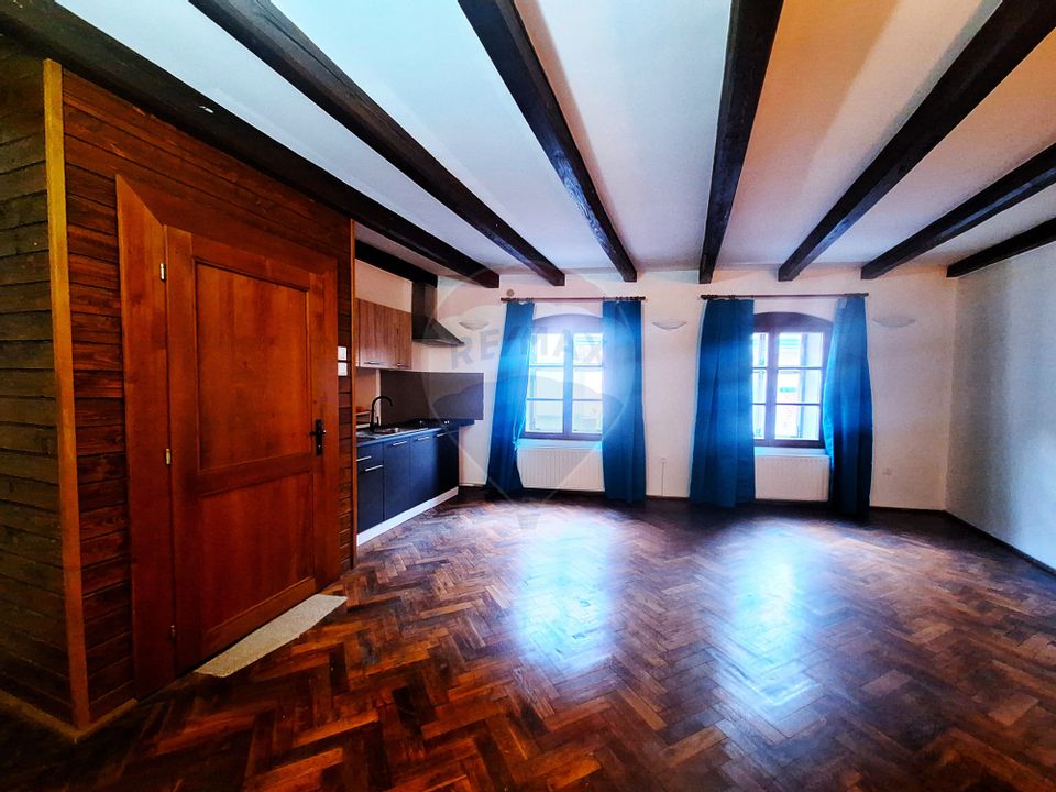 Casa individuala cu curte in centrul istoric,  renovata integral