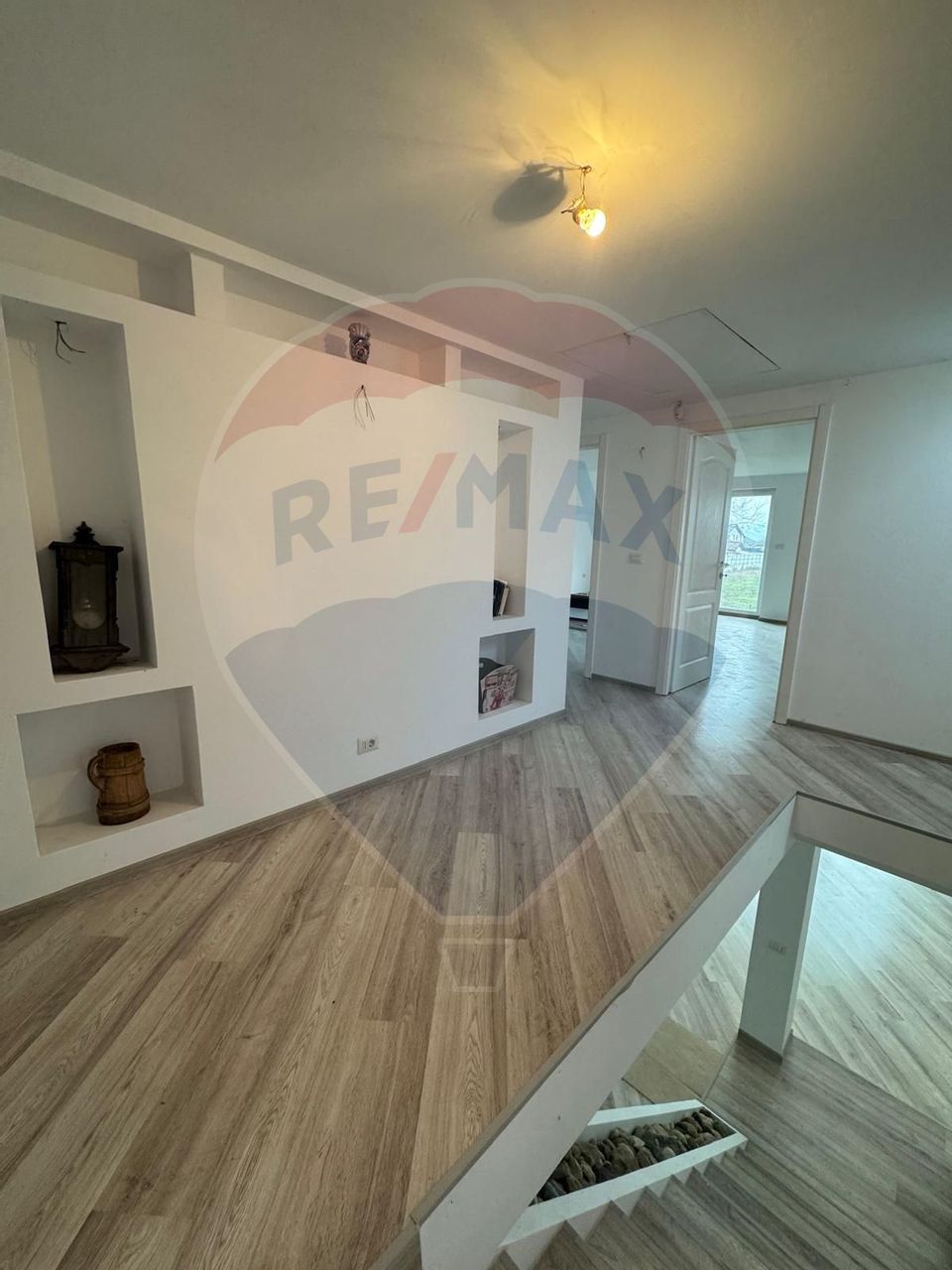 Casă / Vilă cu 8 camere de vânzare în zona Est