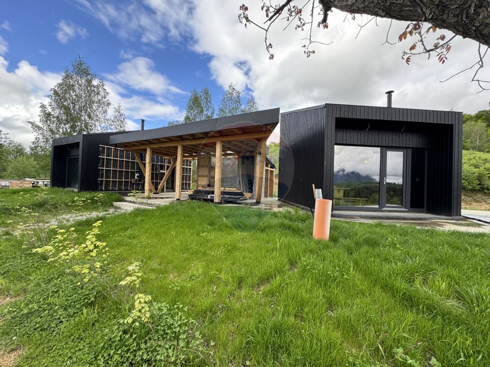 Doua case la munte, cu vedere superba, localizate in Poiana Marului