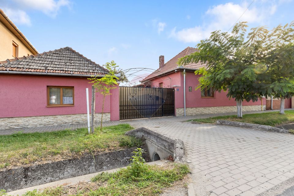 Casă de vânzare în Pecica – teren generos, utilată și mobilată complet