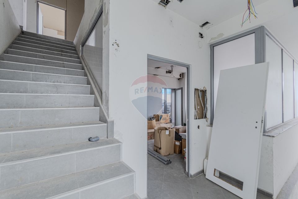 Cladire de 902 mp utili de vânzare, zona Grivitei - DN 13, COMISION 0