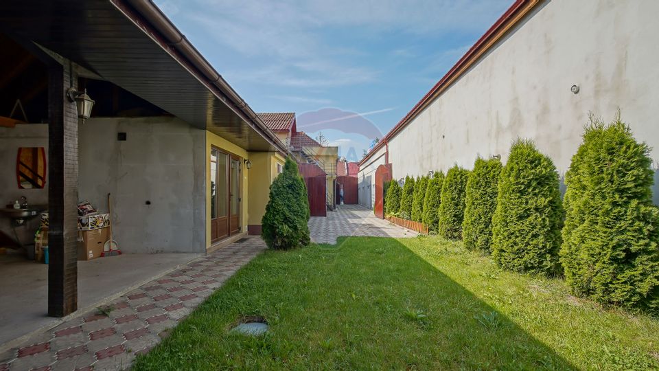 8 room House / Villa for sale, Aurel Vlaicu area