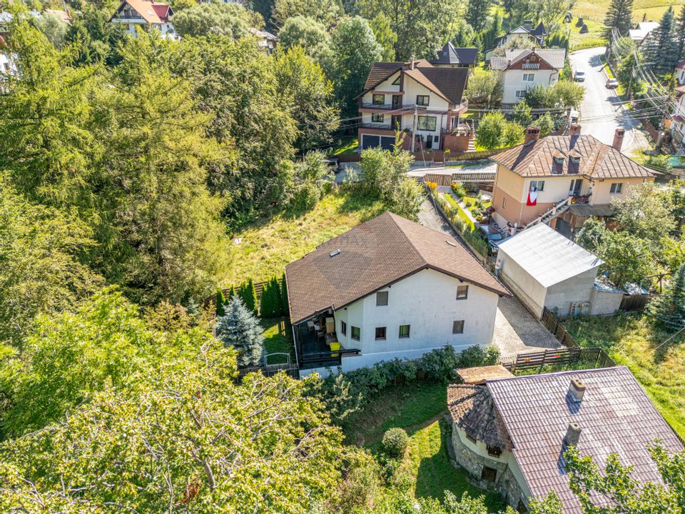 Casă P+M cu 6 camere în Bușteni - Zona Zamora