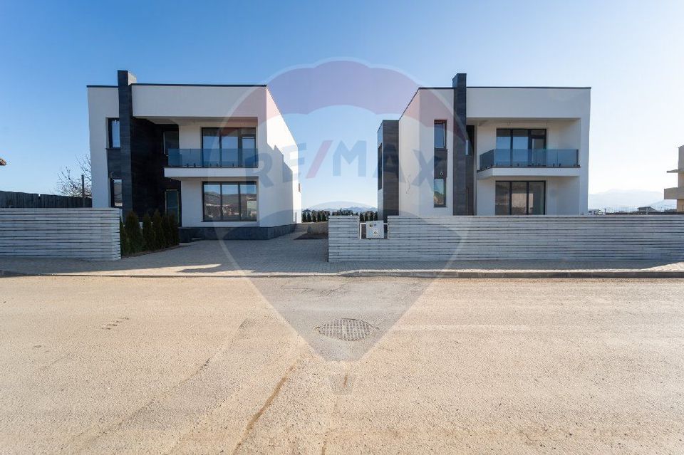 Casă Modernă de Vânzare în Sânpetru