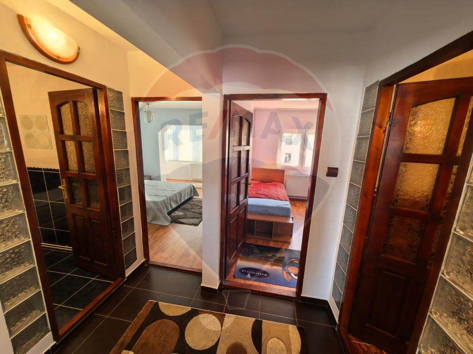 Prima închiriere - Apartament 3 camere  + garaj în zona Central