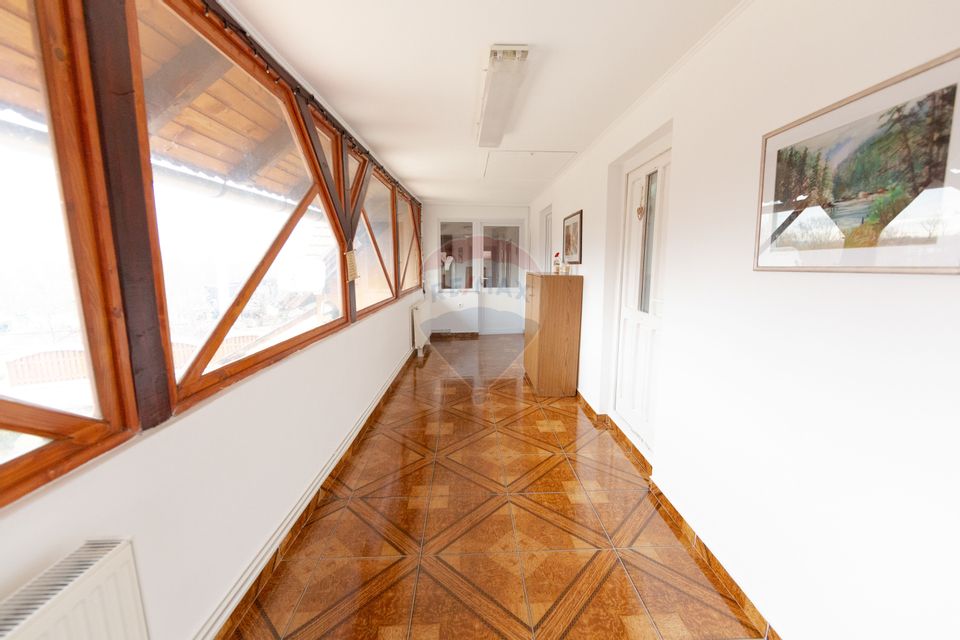 Casă spațioasă cu garaj dublu, foișor și curte amenajată