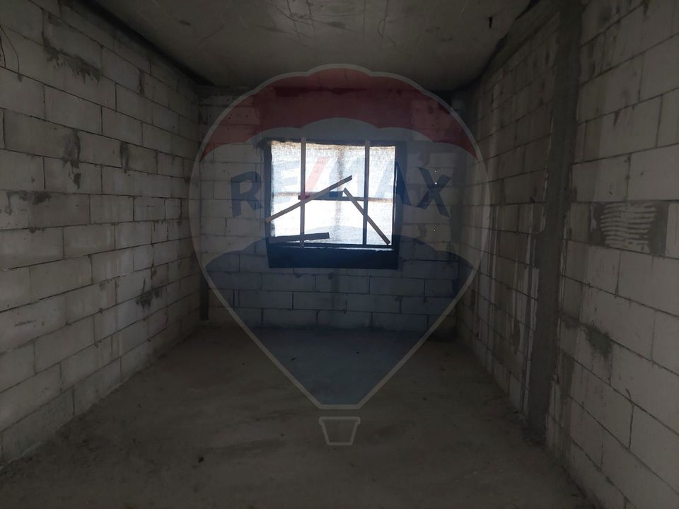 Casa la rosu de vanzare in Caiuti, Bacau