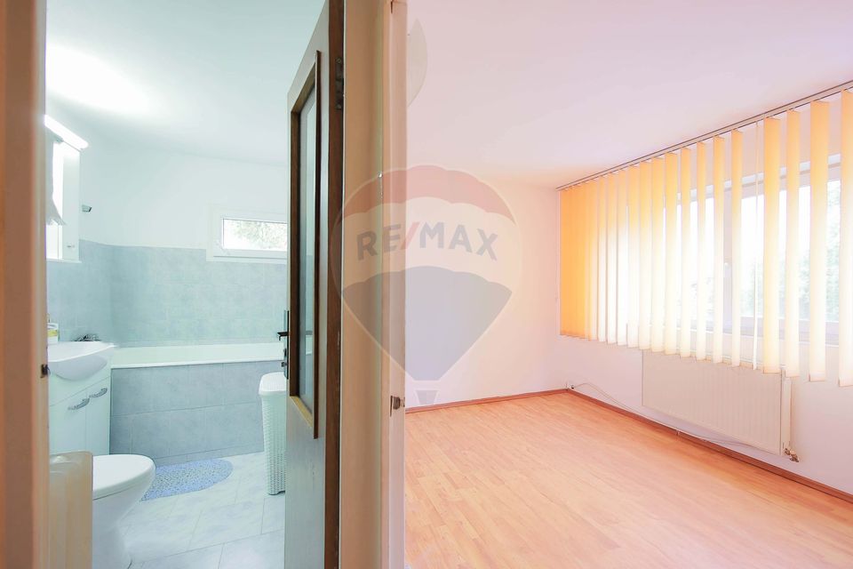 Apartament cu 3 camere de vânzare în zona Nufarul