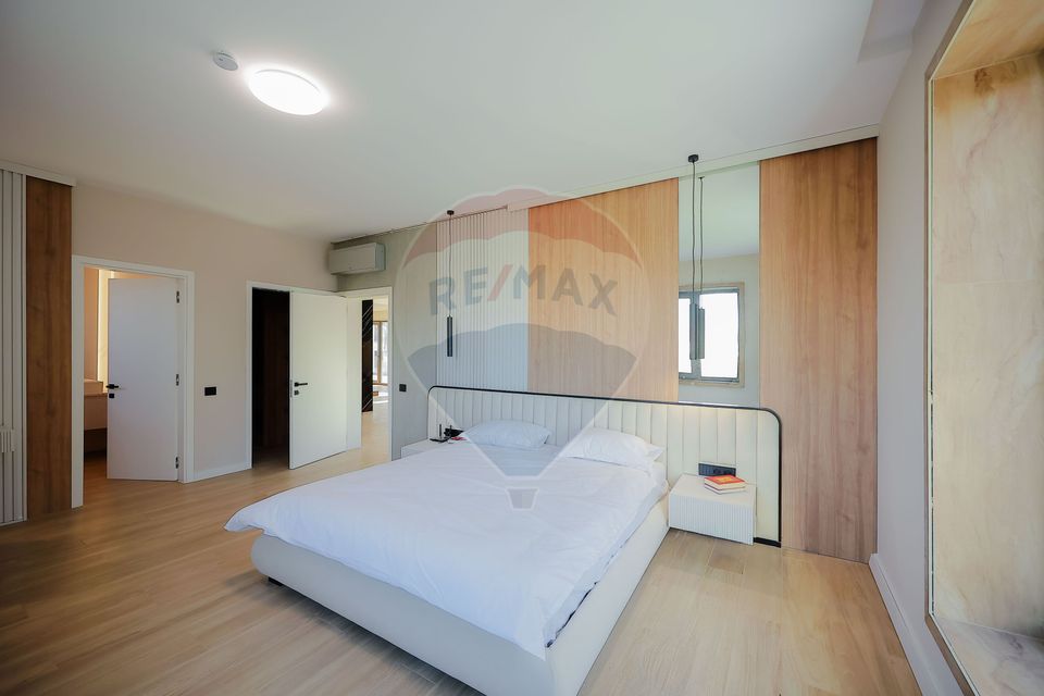 De vânzare Vilă cu 8 camere în Sânmartin, 290 mp util, teren 1100 mp