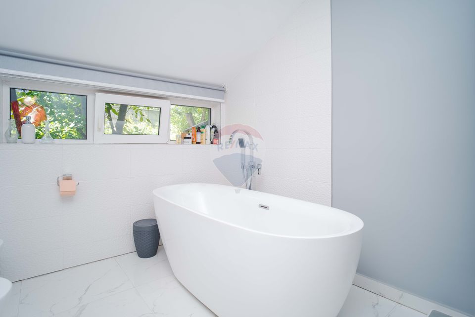 Casă / Vilă spatioasa cu teren in zona centrala Sararie