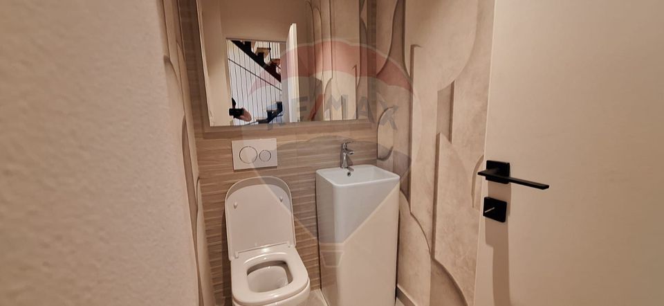 Apartament tip penthouse, 3 camere semidecomandat,  zona Bună Ziua