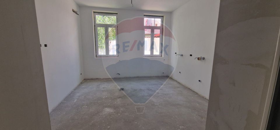 Corp cladire, 3 camere de vânzare, central, CABINET MEDICAL