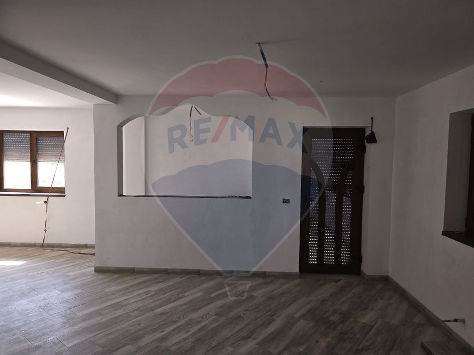 Casă / Vilă cu 4 camere de vânzare în zona Periferie