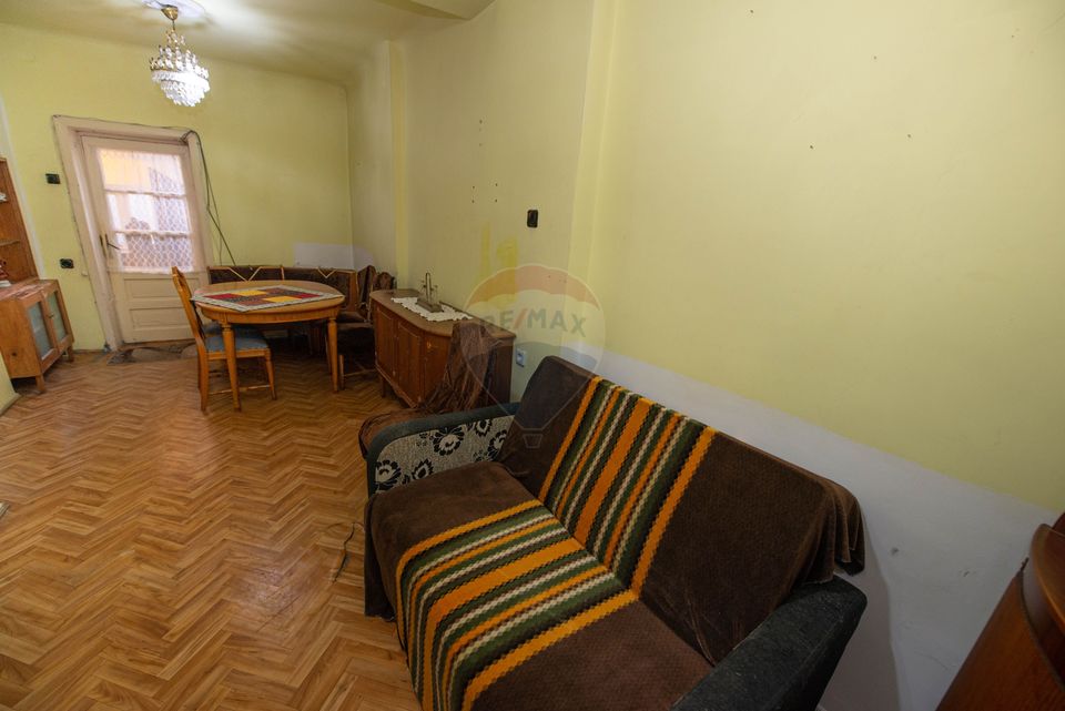 Apartament cu 4 camere 117 mp de vanzare, în curte 150 mp, Ploiesti