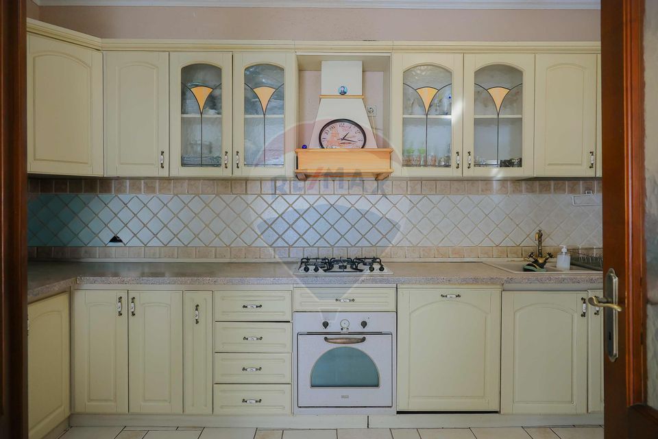 De vânzare vilă cu 7 camere, drum privat, în zona de Dealuri