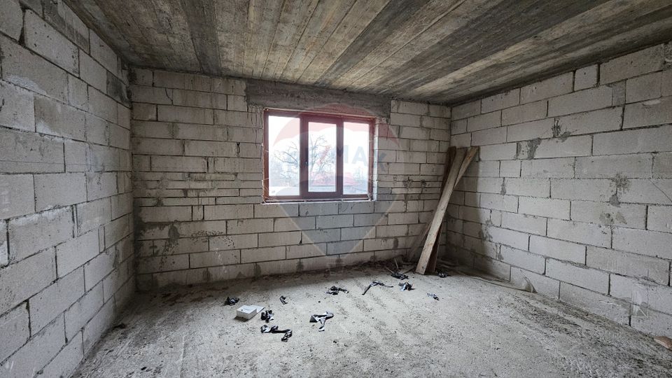 Casă / Vilă cu 12 camere, teren intravilan de 2869mp în Siminicea, SV