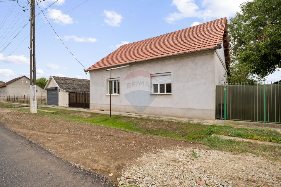 Casa si teren 2173 mp de vanzare in Tipar , la 12km de Chisineu Cris