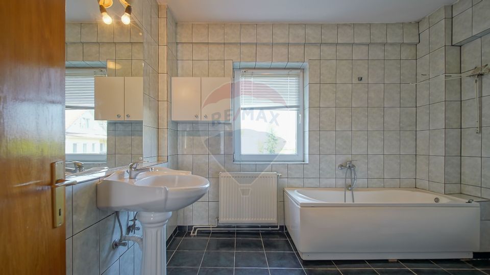 Vila impunatoare, rezidenta cu pretentii, Tractorul, Brasov