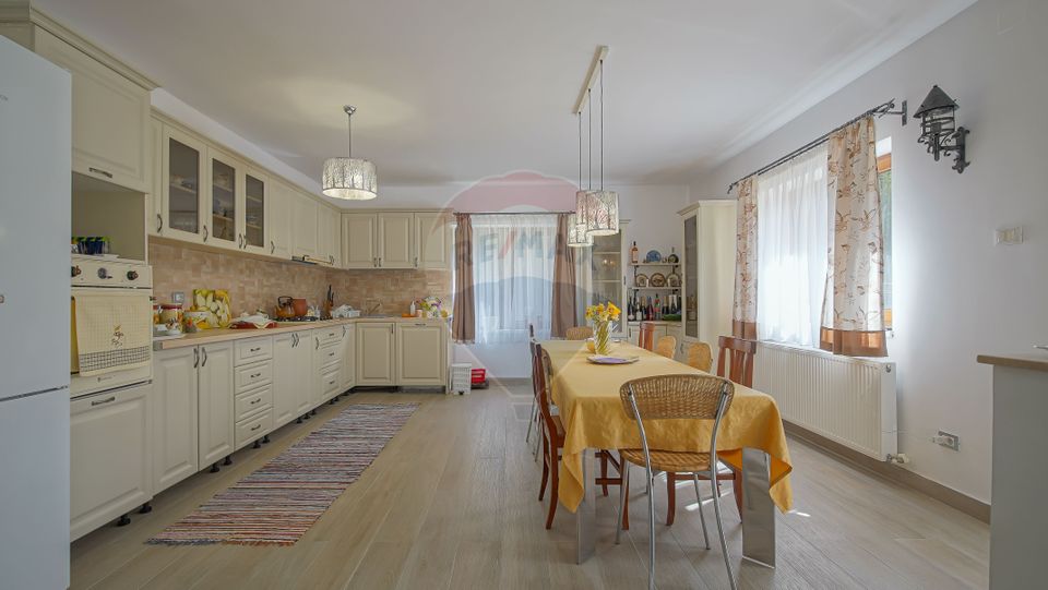 Vilă în zona Glăjărie, 10 camere, Sp + E + M, teren 2789 mp