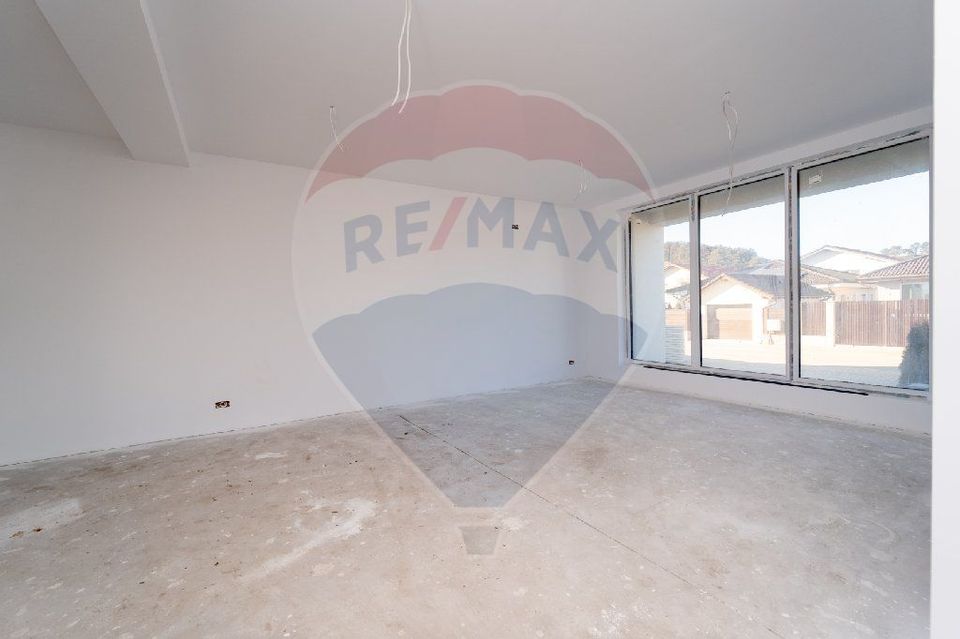 Casă Modernă de Vânzare în Sânpetru