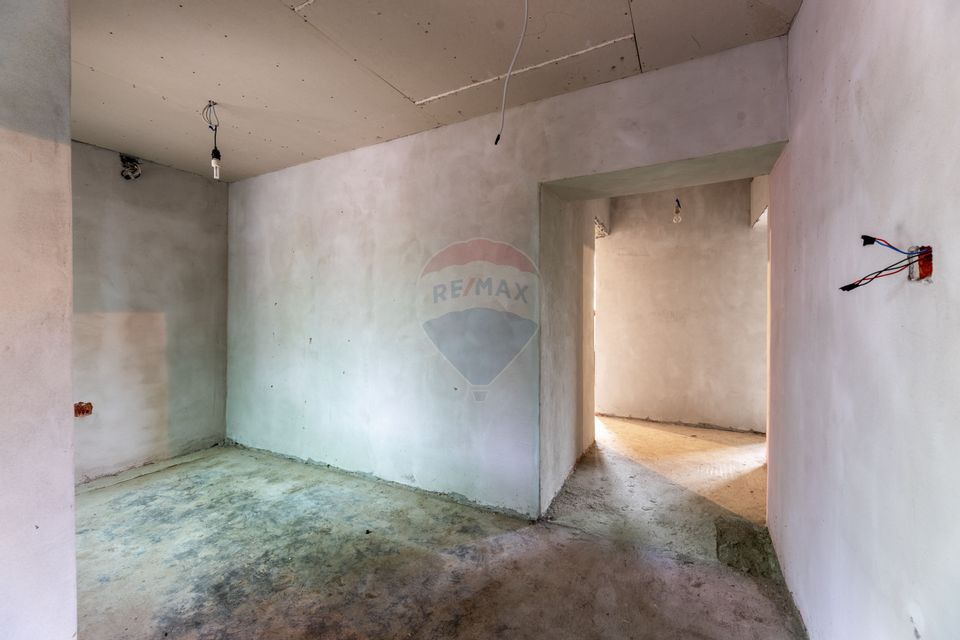 Casă cu 3 camere de vânzare, renovată la gri, teren 3300m Variașu Mare