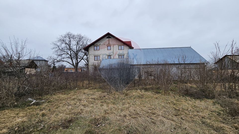 Casă / Vilă cu 12 camere, teren intravilan de 2869mp în Siminicea, SV