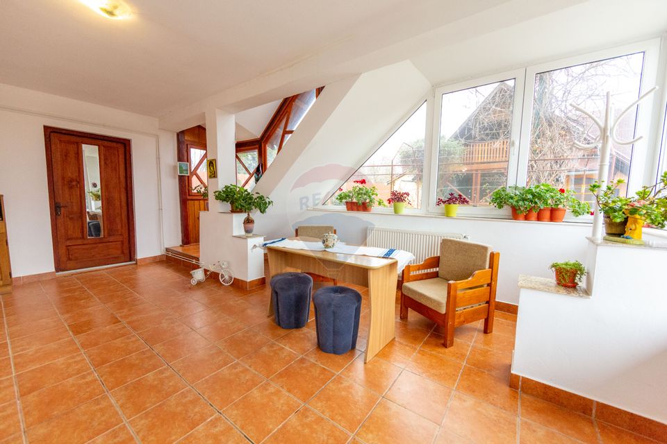 Casă spațioasă cu garaj dublu, foișor și curte amenajată