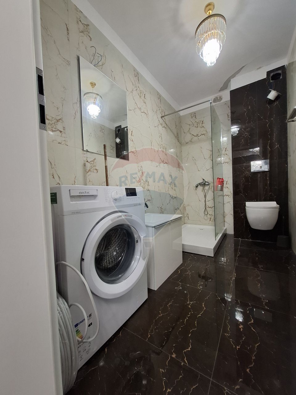 Apartament cu 3 camere  cu loc de parcare si curte proprie -de vânzare