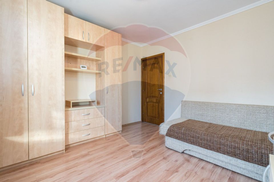 Apartament cu 3 camere de vânzare în zona Drumul Sarii