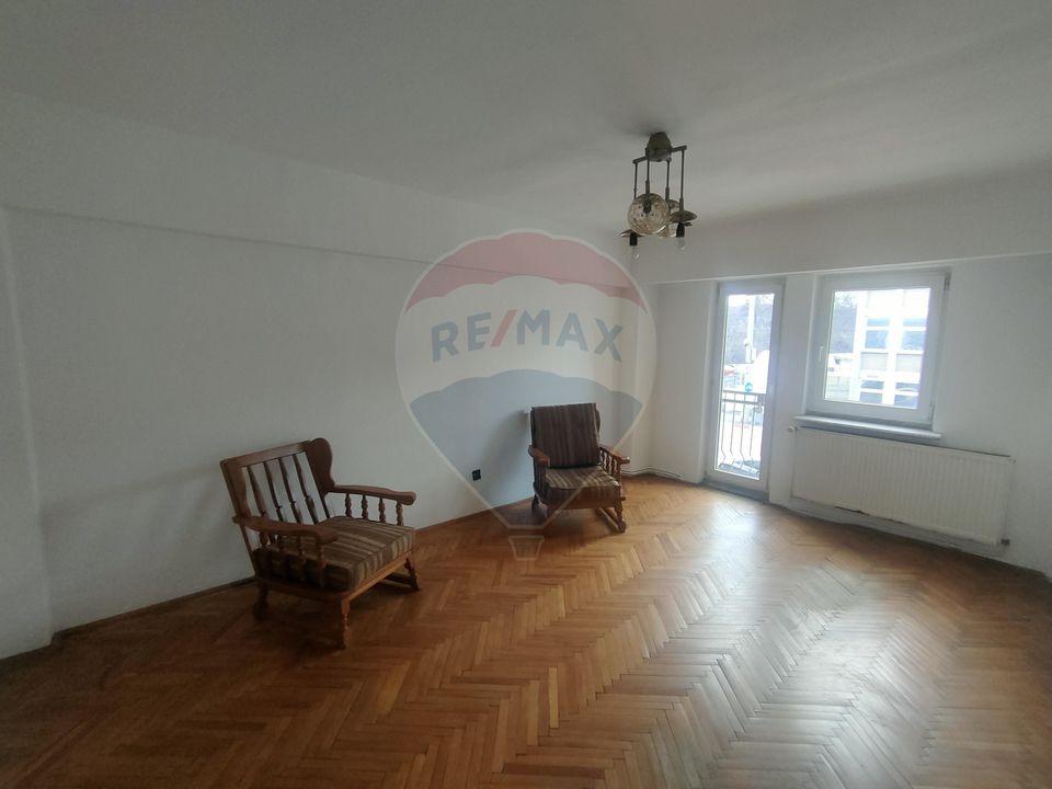 Apartament cu 3 camere de vanzare langa Spitalul Judetean