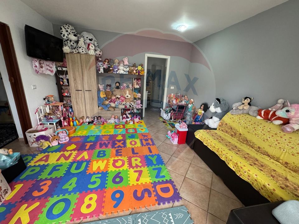 Casă / Vilă cu 8 camere de vânzare în zona Est