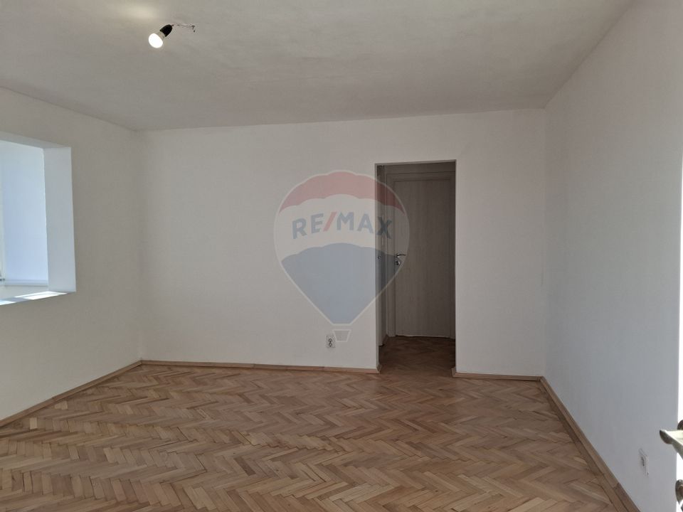 Apartament cu 2 camere de vânzare în zona Poetului