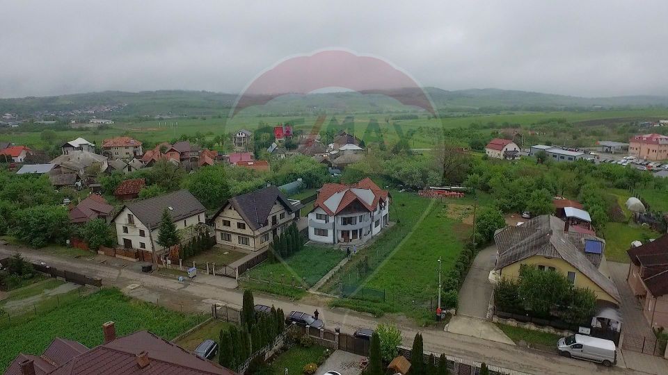 Casa cu 6 camere de vanzare, zona Centrala, Huedin