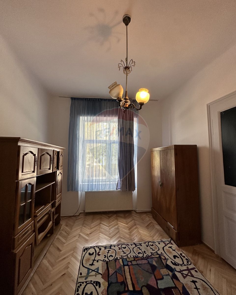 Apartament spațios în casă