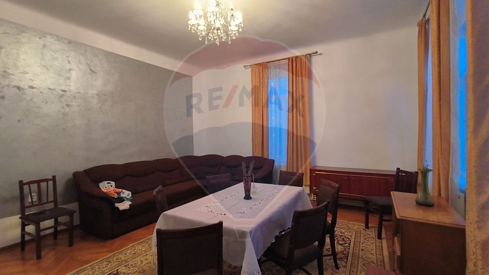 Casă cu 3 camere de vânzare în zona Centrală