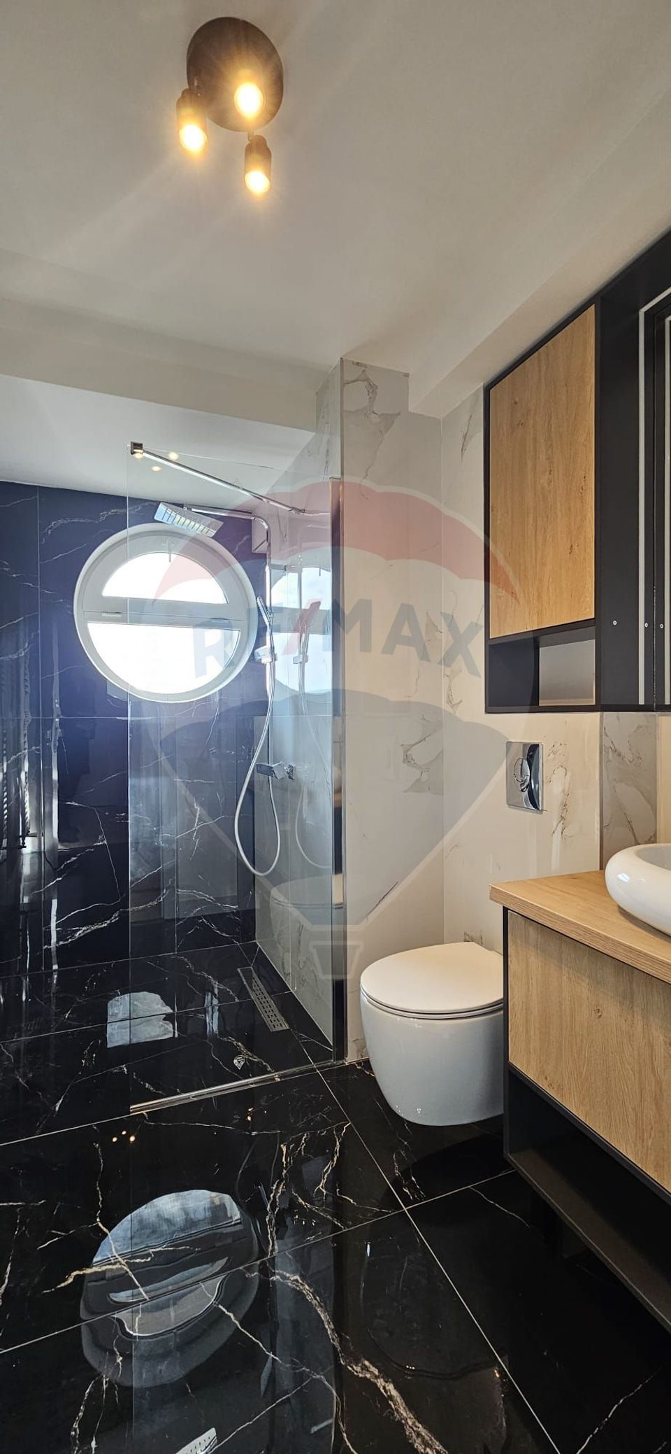 Apartament cu 3 camere de închiriat în zona Central