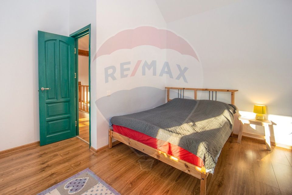 Casă cu două corpuri, teren 835 mp, str. I.L. Caragiale, Râșnov