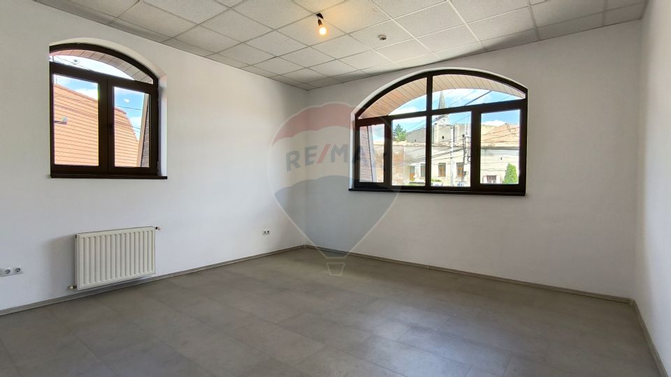 190sq.m Commercial Space for rent, Central area