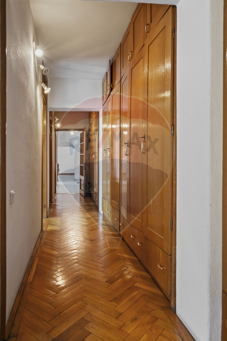 Apartament cu 5 camere de închiriat-Calea 13 septembrie.