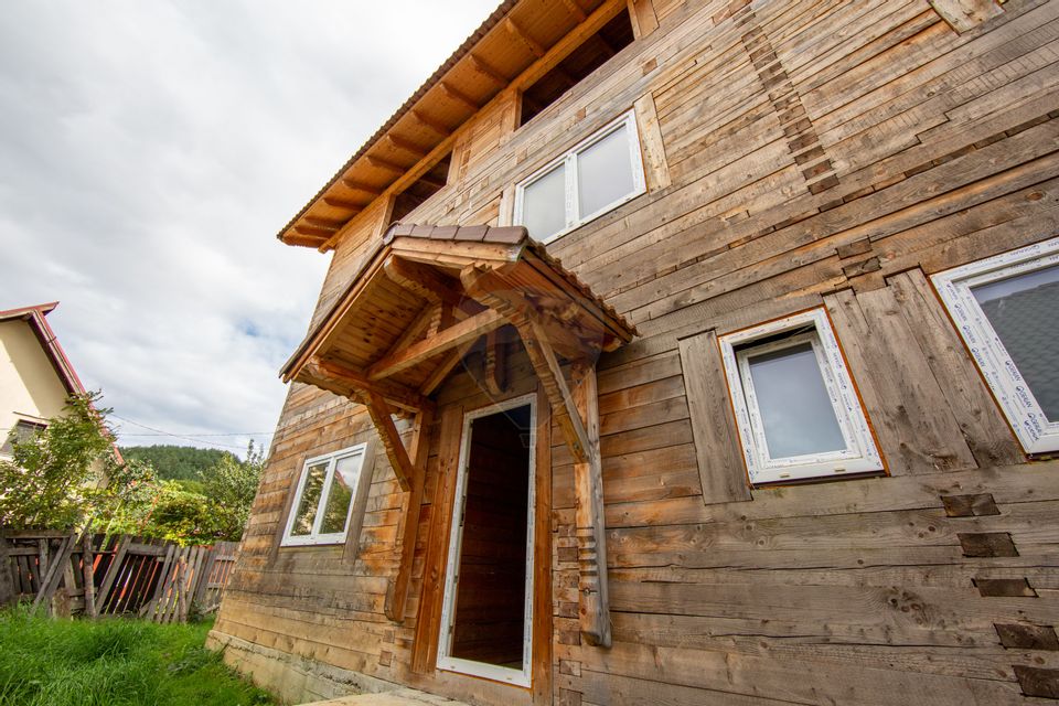 Duplex spațios – oportunitate pentru dezvoltatori sau două familii