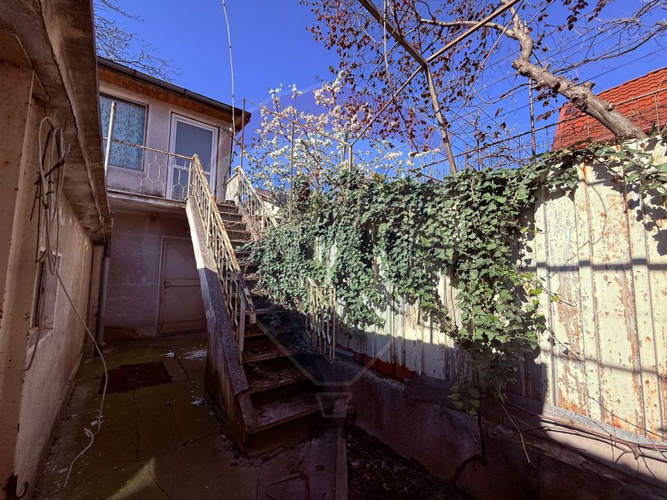 Casă de vanzare cu curte | 4 camere | Zona Gorjului | Teren generos