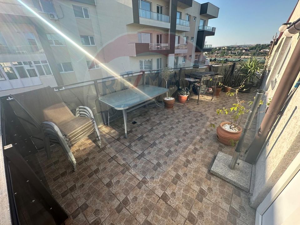 Apartament cu 4 camere de vânzare în zona Rovine